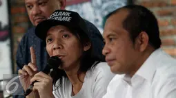 Bimbim Slank saat konferensi pers terkait konser Slank di sejumlah daerah perbatasan Indonesia, Jakarta, Selasa (10/5). Bimbim mengatakan pihaknya sangat bersemangat dalam menggelar konser di perbatasan. (Liputan6.com/Herman Zakharia)