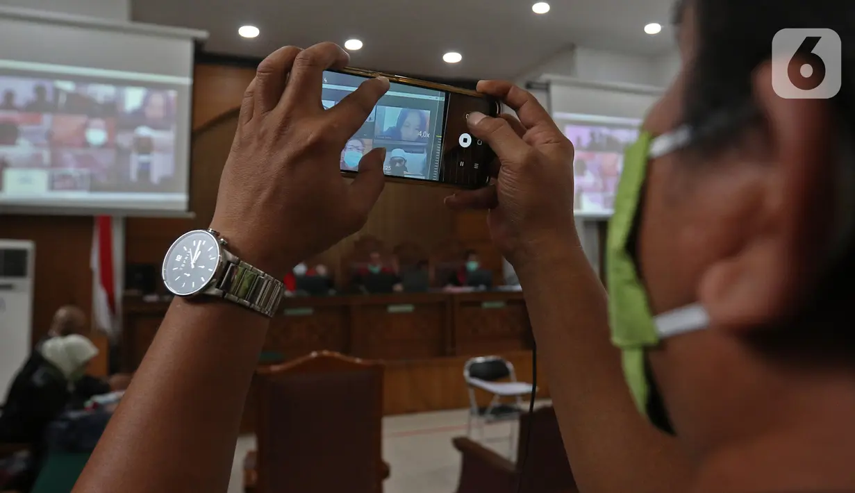 Suasana sidang telekonferensi pembacaan vonis terdakwa pembunuhan berencana anak dan ayah di Lebak Bulus, di PN Jakarta Selatan, Senin (15/6/2020). Majelis Hakim menjatuhkan vonis hukuman mati terhadap Aulia Kesuma dan putranya Geovanni Kelvin. (Liputan6.com/Herman Zakharia)