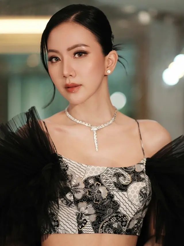 Potret terbaru Agnes Jennifer dengan fashion unik. (credit:instagram.com/agnes_jennifer)
