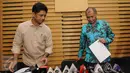 Pimpinan KPK, Agus Rahardjo (tengah) bersama Wakil Pimpinan KPK, Laode M Syarif (kiri) bersiap menggelar konferensi pers terkait suap pengadaan 50 mesin pesawat Garuda Indondesia, Jakarta, Kamis (19/1).  (Liputan6.com/Helmi Afandi)