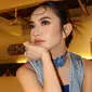 Dirinya terlihat memakai vest denim senada dengan choker yang digunakan. Bahkan, makeup Mahalini juga tak lepas dari sorotan. (Liputan6.com/IG/@mahaliniraharja)