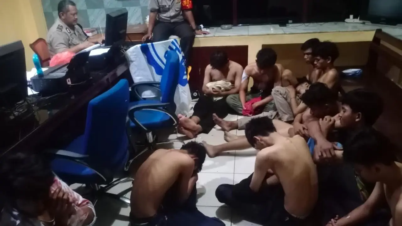 Gerombolan geng motor melakukan konvoi di Jalan Raya Bekasi, Jumat (30/9/2022) dinihari WIB. Kapolsek Cakung Kompol Syarifah Chaira Sukma menerangkan, sebanyak 14 orang berhasil ditangkap (Liputan6.com/Ady Anugrahadi)