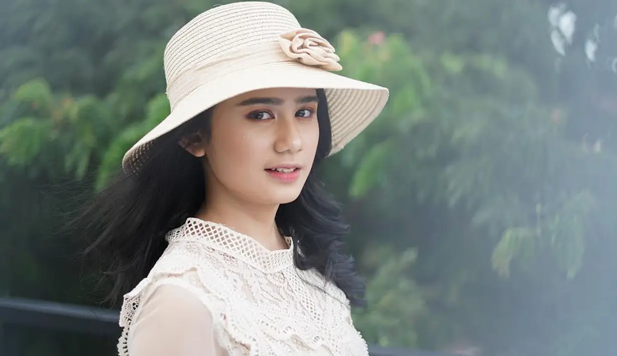 Pemilik nama lengkap Tissa Biani Azzahra ini memang dikenal selalu tampil natural. Namun di beberapa momen, ia terlihat memesona dengan makeup flawless. Seperti saat berlibur ini, Tissa terlihat cantik dengan makeup flawless. (Liputan6.com/IG/@tissabiani)
