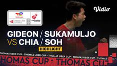Berita video highlights pertandingan kedua Indonesia vs Malaysia di perempat final Piala Thomas 2020, di mana Kevin Sanjaya / Marcus Gideon membuat Tim Merah Putih unggul 2-0, Jumat (15/10/2021) malam hari WIB.