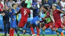 Kekecewaan pemain Prancis setelah pemain Portugal, Eder, setelah mencetak gol kemenangan pada laga final Piala Eropa 2016 di Stade de France, Saint-Denis, Senin (11/7/2016) dini hari WIB. (AFP/Valery Hache)