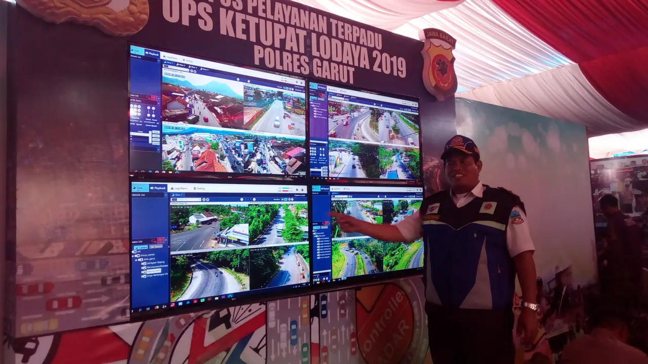 Kepala Dinas perhubungan tengah mengamati sejumlah rekayas lalu lintas termasuk penyediaan lahan kantong parkir di pos terpadu Limbangan Garut