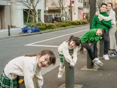 Liburan ke Jepang bersama suami dan ketiga anaknya, pemotretan keluarga ini pun terlihat kocak. Tampil kompak dengan busana senada, anak-anak Maya ternyata punya gaya yang menggemaskan. Bertengger di pembatas jalan, pose pemotretan ini pun terlihan semakin lucu. (Liputan6.com/IG/@mayaseptha7)