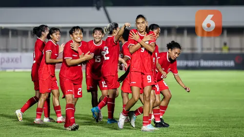<p>Selebrasi para pemain Timnas putri Indonesia merayakan gol kedua ke gawang Singapura yang dicetak Claudia Scheunemann (ketiga kanan) pada laga uji coba internasional di Stadion Madya, Gelora Bung Karno, Senayan, Jakarta, Selasa (28/5/2024). (Bola.com/Bagaskara Lazuardi)</p>