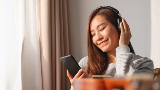 mendengarkan musik santai tersenyum