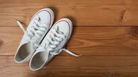 Hilangkan noda pada sneakers putih dengan mudah