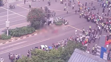 Ledakan dan letusan tembakan terjadi di sekitar Gedung Sarinah, Jalan MH Thamrin, Jakarta. Terdapat 6 ledakan diduga bom mengguncang perempatan Sarinah, Jakarta Pusat. Baku tembak juga terjadi. Pantauan Liputan6.com di lokasi, Kamis (14/1/2016), aparat ke