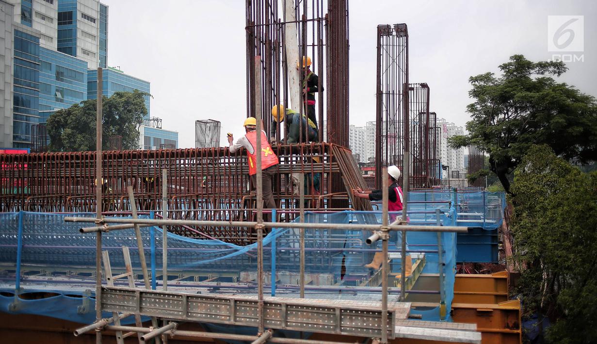 Pekerja menyelesaikan pembangunan proyek Light Rail Transit (LRT) Jabodebek fase I di kawasan Cawang, Jakarta, Senin (14/1). Stasiun tersebut bakal jadi titik transit dari Bekasi Timur ke Cibubur atau Bekasi Timur-Dukuh Atas. (Liputan6.com/Faizal Fanani)