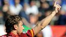 Striker AS Roma, Francesco Totti merespon sambutan dari suporter dalam lanjutan Serie A menghadapi Bologna pada 15 April 2009 di Stadio Olimpico. AFP PHOTO/Tiziana Fabi