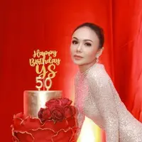 Rayakan hari ulang tahun ke-50, potret Yuni Shara yang awet muda curi perhatian.