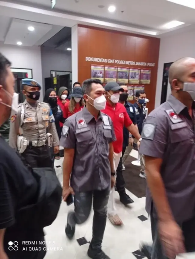 7 Potret Nia Ramadhani dan Ardi Bakrie Pakai Baju Tahanan saat Pemeriksaan