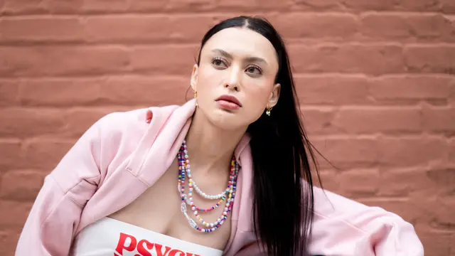 Ilustrasi kalung manik-manik sebagai statement pada outfit.