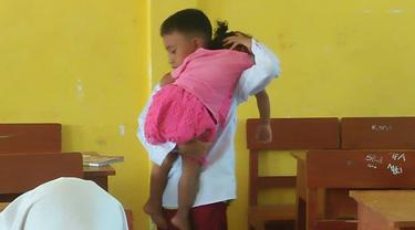 Warganet Terharu, Bocah SD Bawa Adiknya Ke Sekolah Demi Sekolah