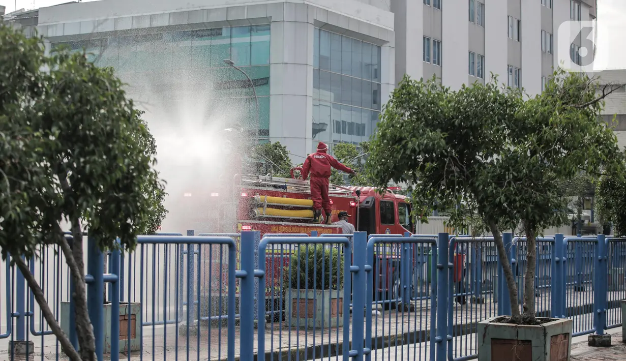 Petugas Damkar saat menyemprotkan cairan disinfektan di kawasan Terminal bus dan Blok M Square, Jakarta, Selasa (23/6/2020). Penyemprotan cairan disinfektan tersebut bertujuan untuk mencegah penyebaran COVID-19. (Liputan6.com/Faizal Fanani)