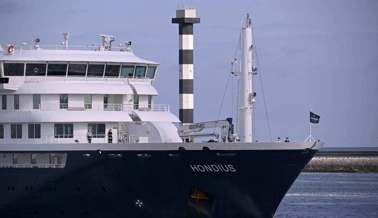 Kapal pesiar MV Hondius yang terdampak Hantavirus berlayar di lepas pantai Belanda saat mendekati pelabuhan Rotterdam pada Senin 18 Mei 2026. (JOHN THYS/AFP)