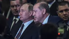 Presiden Turki Recep Tayyip Erdogan berbincang dengan Presiden Rusia Vladimir Putin saat menghadiri 23rd World Energy Conress, Istanbul, Turki (10/10). Putin dan Erdogan akan melakukan normalisasi hubungan negara yang sempat tegang. (AFP PHOTO/Ozan Kose)