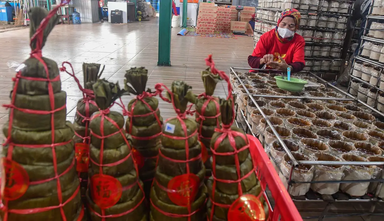 Kue ini juga melambangkan kemakmuran dan peningkatan rezeki setiap tahunnya. Tampak dalam foto, pekerja menyelesaikan pembuatan kue keranjang di Pabrik Kue Hoki, kawasan Sawangan, Depok, Jawa Barat, Rabu (11/2/2025). (merdeka.com/Arie Basuki)