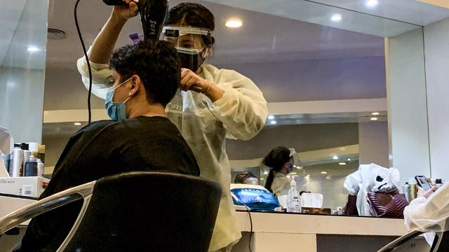 Seorang penata rambut mengeringkan rambut klien di pusat kecantikan wanita di Riyadh saat negara itu mulai dibuka kembali setelah pencabutan lockdown Virus Corona COVID-19. (Rania Sanjar/AFP)
