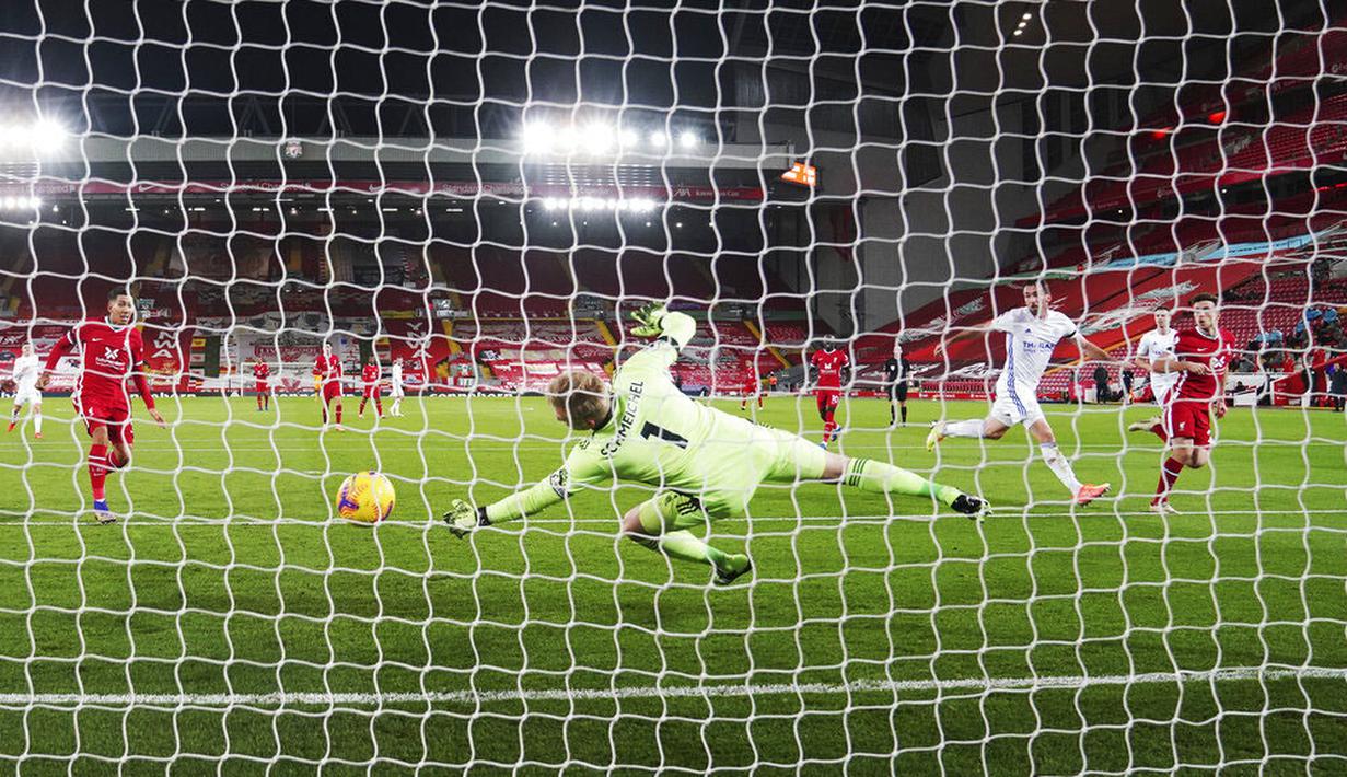 Pemain Liverpool, Diogo Jota, mencetak gol ke gawang Leicester City pada laga Liga Inggris di Stadion Anfield, Senin (23/11/2020). Liverpool menang dengan skor 3-0. (AP Photo/Jon Super)