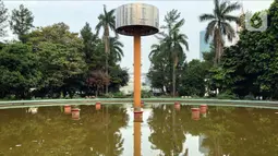 Suasana Taman Martha Tiahahu yang terbengkalai di kawasan Blok M, Jakarta Selatan, Selasa (17/11/2020). Taman yang berdiri sejak 1948 tersebut kini kondisinya terbengkalai, dengan sampah dan rumput liar yang tumbuh hampir di seluruh sudut taman. (Liputan6.com/Immanuel Antonius)
