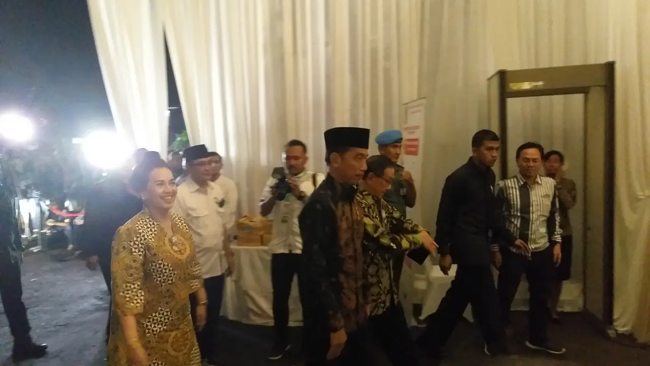 Presiden Jokowi menghadiri Milad HMI ke-72 di kediaman Akbar Tanjung. (Merdeka.com/Intan Umbari)