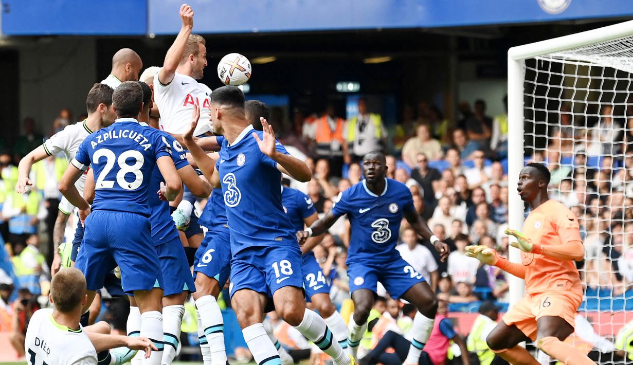 Harry Kane menjadi mimpi buruk Chelsea saat Tottenham Hotspur bersua The Blues pada laga Liga Inggris 2022/2023 di Stamford Bridge, Minggu (14/8/2022). Anak asuh Thomas Thucel sempat memimpin 2-1 sampai menit ke-96, sebelum Harry Kane membuyarkan kemenangan Chelsea yang sudah di depan mata. (AFP/ Glyn Kirk)