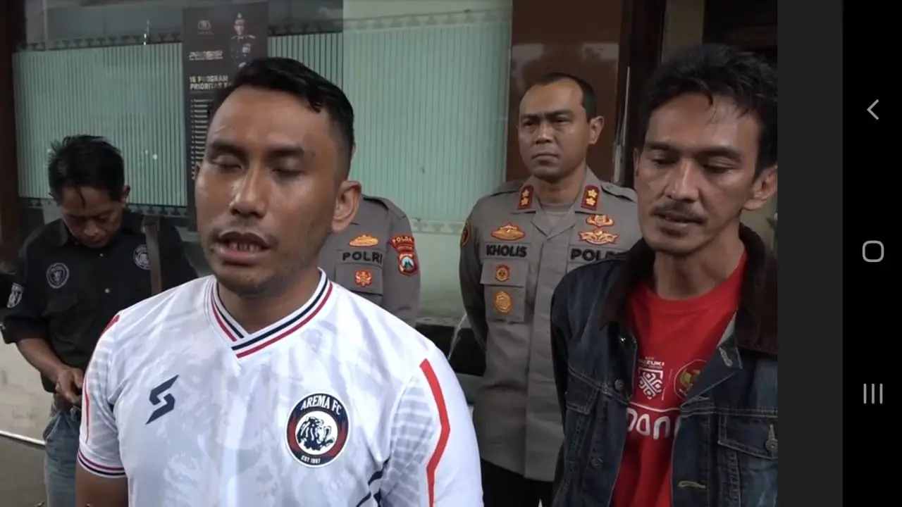 salah satu perwakilan suporter Arema, Zulham Ahmad Mubarrok saat mendatangani Mapolda Jatim, Senin (28/11/2022). (DIan Kurniawan/Liputan6.com)