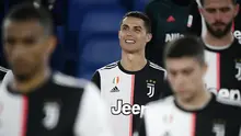 Striker Juventus, Cristiano Ronaldo, tampak kecewa usai ditaklukkan Napoli pada laga final Coppa Italia di Stadion Olympic, Roma, Rabu (17/6/2020). Cristiano Ronaldo kembali gagal membawa Juventus meraih juara usai kalah adu penalti dari Napoli. (AFP/Filippo Monteforte)