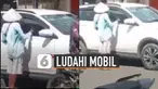 Tak kunjung diberi uang, pengemis ini meludahi kaca sebuah mobil dan pergi.