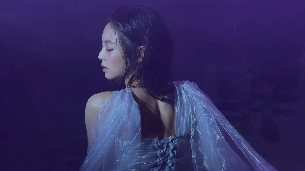 Jennie BLACKPINK di video musik Fallen Angel. (dok. Instagram @jennierubyjane)