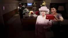 Seorang wanita berselfie dengan patung lilin Ratu Inggris Elizabeth II di Grevin Wax Museum, Korea Selatan, Kamis (30/7/2015). Museum lilin asal Perancis ini telah membuka cabang pertamanya di Asia. (REUTERS/Kim Hong-Ji)