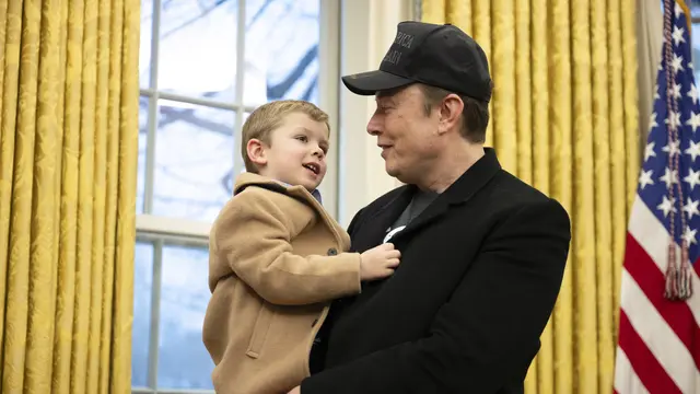 Elon Musk dan anaknya, X Æ A-Xii di Gedung Putih, 11 Februari 2025. (Jim WATSON / AFP)
