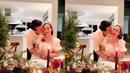 Perdana rayakan Natal bersama suami, Chelsea Islan tampil cantik pakai dress dengan aksen puff sleeve.  Sementara Rob Clinton mengenakan kemeja putih dan celana hitam.  @chelseaislan.