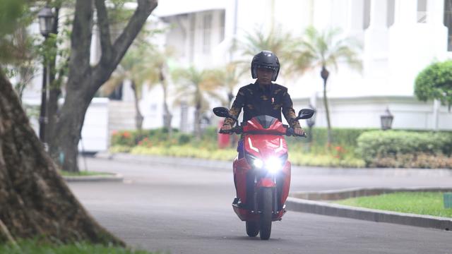 Jokowi Jajal Motor Listrik Gesits