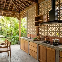 Desain Dapur Terbuka dengan Roster agar Sirkulasi Lancar (Foto: AI Generated)