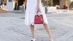 Dalam setiap postingannya, istri dari Chris Okano ini nampak pandai dalam melakukan mix and match. Sehingga, meskipun sedang tampil santai, ia tetap terlihat stylish. (Liputan6.com/IG/sunnydahye)