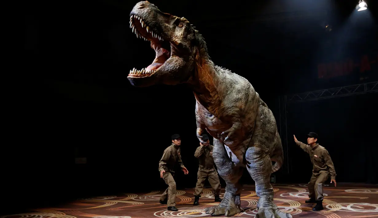 Mekanik perusahaan On-Art Corp memperkenalkan robot dinosaurus di aula pertemuan sebuah hotel di Tokyo, Jepang, Kamis (10/11). Robot TRX03 itu memiliki berat 38 kilogram dengan panjang hingga 8 meter. (REUTERS/Toru Hanai)
