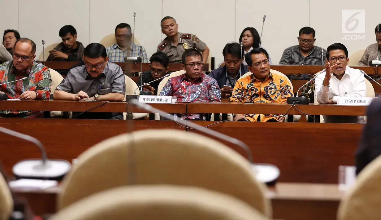 Sejumlah Anggota Pansus Hak Angket KPK mengikuti rapat lanjutan Pansus Angket KPK di Gedung KK I Nusantara, Kompleks Parlemen Senayan, Jakarta, Senin (19/6). (Liputan6.com/Johan Tallo)