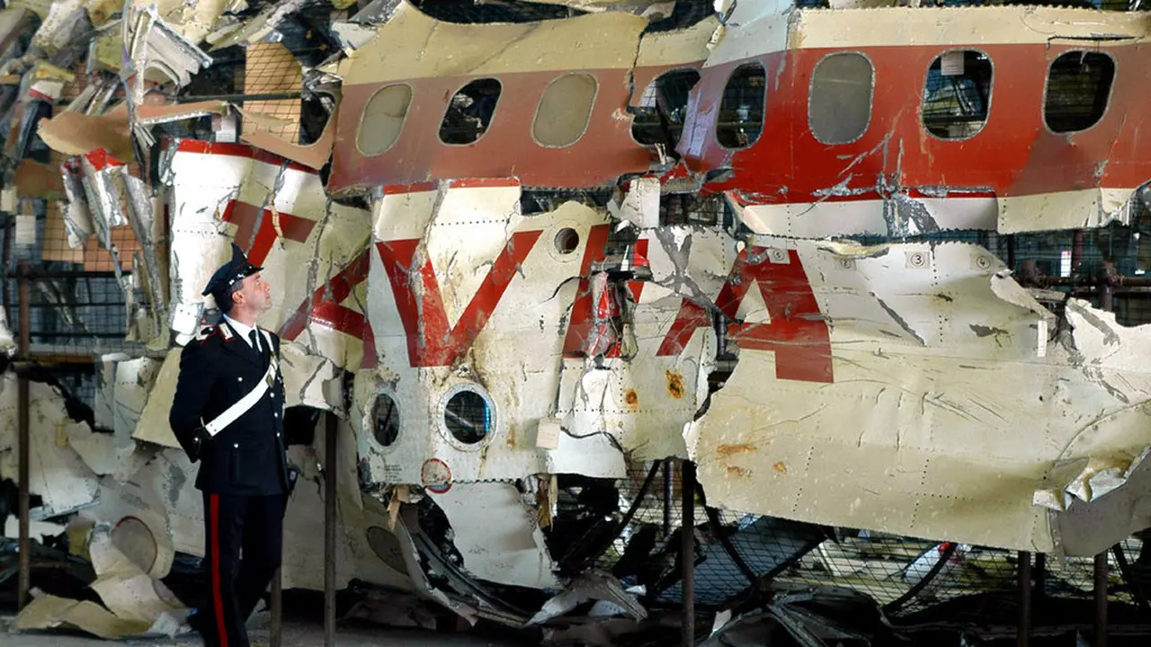 Serpihan-serpihan Itavia Airlines flight 870 yang coba disusun kembali