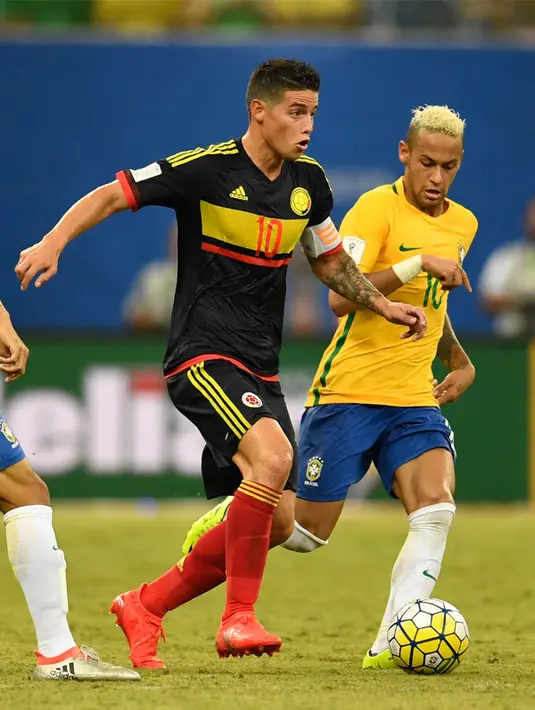 Gelandang Kolombia, James Rodriguez mengiring bola dari kejaran penyerang Brasil, Neymar pada kualifikasi Piala Dunia 2018 zona CONMEBOL di Arena da Amazonia, Manaus, (7/9). Brasil menang atas Kolombia dengan skor 2-1. (AFP PHOTO/Christophe Simon)