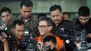 Sherman Rana Khrisna tersenyum saat memberikan keterangan pers usai menjalani pemeriksaan di KPK, Jakarta, Jumat, (24/4/2015). KPK menahan Sherman karena terlibat kasus kasus ke Badan Pengawas Perdagangan Berjangka Komoditi. (Liputan6.com/Helmi Afandi)