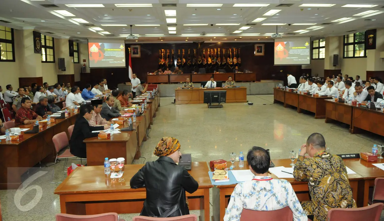 Suasana gelar perkara terbuka terbatas kasus dugaan penistaan agama oleh Basuki Tjahaja Purnama (Ahok) di Gedung Rupatama, Mabes Polri, Jakarta, Selasa (15/11). Gelar perkara dipimpin langsung Kabareskrim Polri Komjen Ari Dono. (Liputan6.com/Helmi Afandi)