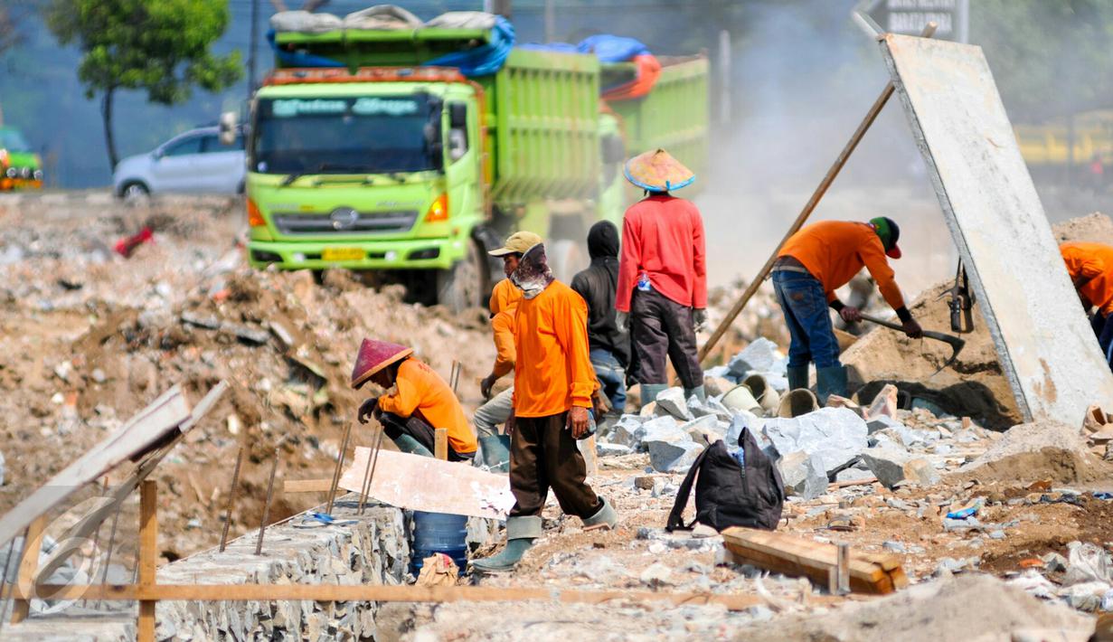 Pekerja membuat pondasi turap jalan sebagai awal pengerjaan proyek penataan ulang Kalijodo, Jakarta, Kamis (14/4/2016). Kawasan Kalijodo yang memiliki luas lahan 2,5 hektar itu akan digunakan untuk Ruang Terbuka Hijau.(Liputan6.com/Yoppy Renato)