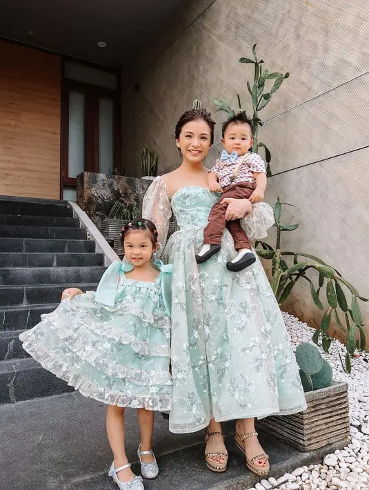 Kembali tampil dengan dress serupa bersama sang Ibu, Natusha terlihat mengenakan midi dress bernuansa biru dengan detail ruffle dan pita di bagian atas lengan kanan dan kiri. Foto: Instagram.