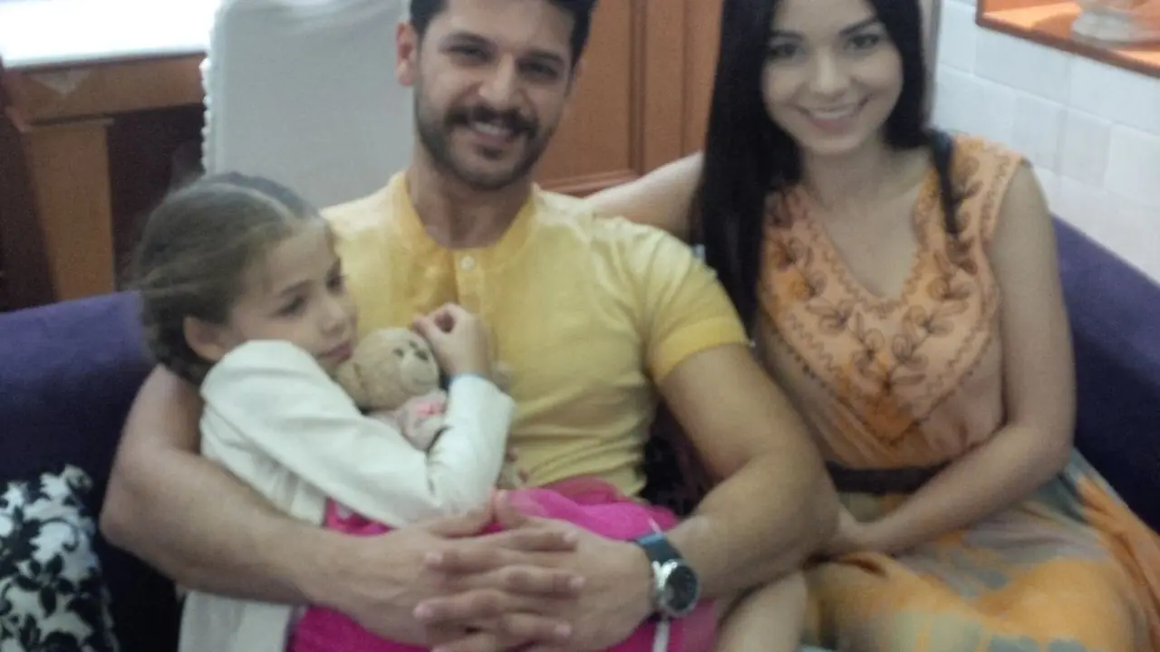[Bintang] Pemeran Elif, Isabella Damla Guvenilir dan Paman Selim