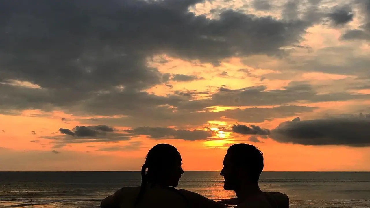 Aura Kasih bersama seorang pria sedang menikmati senja (foto: instagram Aura Kasih)